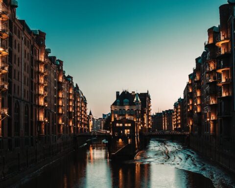 historia hamburg - Stunning view of the illuminated Speicherstadt district in Hamburg at dusk, refle