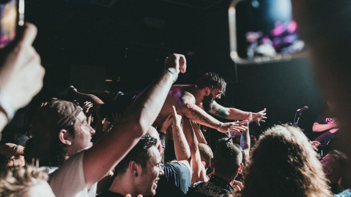 im live mosh pit etiquette hero